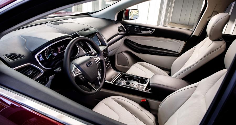 Интерьер Ford Edge Titanium 2018 года  (NA) (фото 5 из 29)